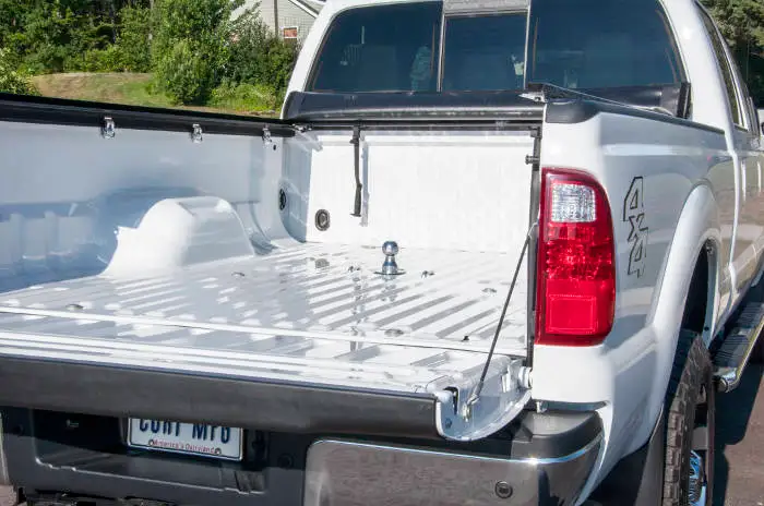 Gooseneck Hitch Installed in Truck Bed